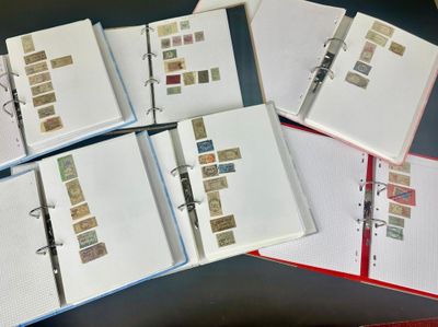 tout un tas de timbres de toutes sortes dans un classeur
