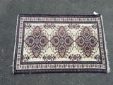 un tapis posé par terre, avec un chat allongé dessus