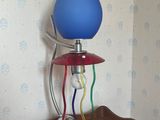 une lampe posée sur une table en bois