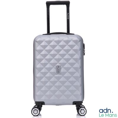 un gros plan d'une valise à roulettes sur fond blanc