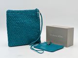 un sac à main bleu au crochet, avec une dragonne et une pochette assorties