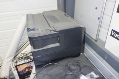 une boîte posée par terre à côté d'un ordinateur portable