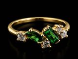 une bague en or sertie d'une tourmaline verte et de diamants blancs