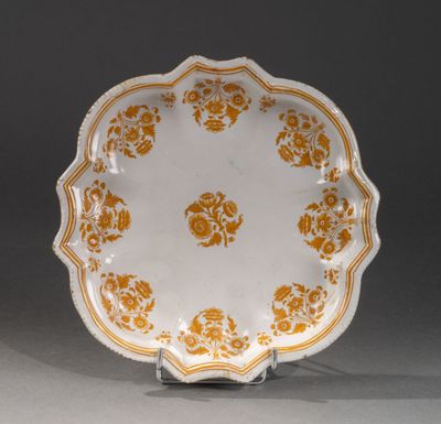 une assiette orange et blanche ornée d'un motif floral