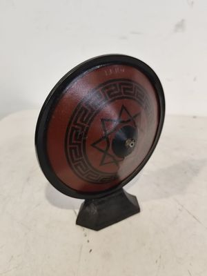 l'image d'un objet rouge et noir sur une surface blanche