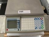 une balance posée sur une table