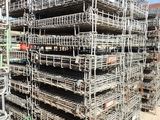 un gros tas d'échafaudages au milieu d'un chantier