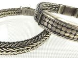 deux bracelets en argent sur fond blanc, avec un fond blanc