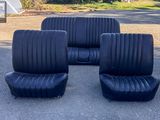 quatre sièges noirs posés au milieu d'un parking