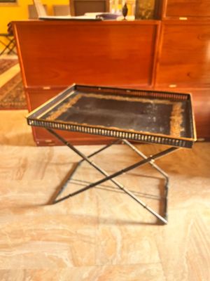 une table posée à même le sol, avec un plateau dessus