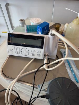un micro-ondes posé sur une table encombrée d'objets divers