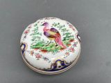 une image représentant une petite boîte en porcelaine ornée d'un oiseau