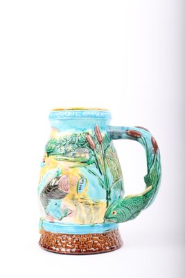 une tasse à café bleue ornée d'un motif de poisson