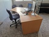 un bureau sur lequel se trouvent un ordinateur portable et un ordinateur portable