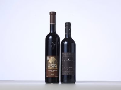 deux bouteilles de vin posées l'une à côté de l'autre sur une table
