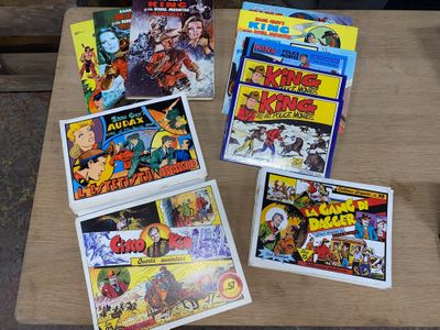 un grand nombre de bandes dessinées sur une table