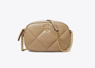 un sac à bandoulière beige avec une bandoulière en chaîne