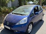 une petite voiture bleue garée sur le bord de la route