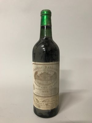 une bouteille de vin posée sur une table