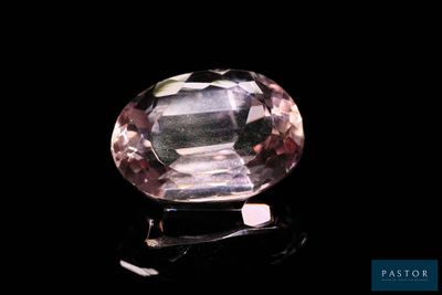 gros plan d'un diamant rose sur une surface noire