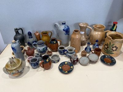 de nombreux types de vases sur la table