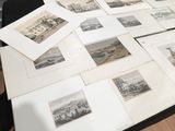 une table avec un tas de vieilles photos dessus
