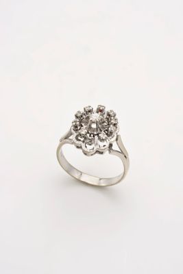 une image d'une bague en diamant sur fond blanc