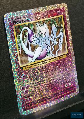 gros plan d'une carte pokemon sur une table