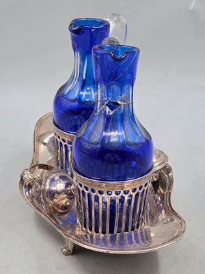 deux vases en verre bleu posés sur un plateau en argent