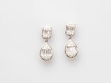 une paire de boucles d'oreilles en diamant et or blanc