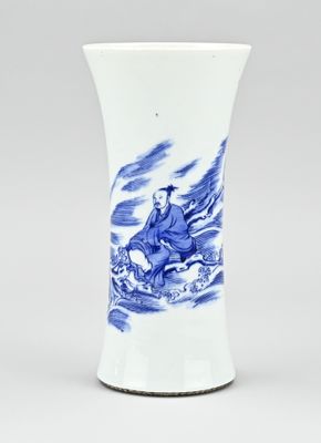 Vase chinois en porcelaine bleue et blanche représentant un homme chevauchant une vague