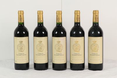quatre bouteilles de vin sont alignées sur une table