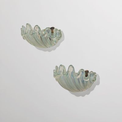 deux morceaux de verre sont posés sur une surface blanche