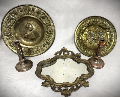 deux plaques en laiton et un miroir posés sur une table