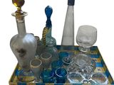 un plateau sur lequel sont disposés divers objets en verre