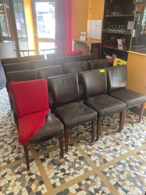 quatre chaises alignées dans une pièce