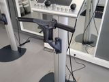 deux machines installées dans une pièce