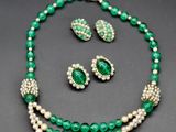un ensemble composé d'un collier et de boucles d'oreilles en émeraudes et perles