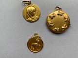 deux médailles d'or et une médaille sur fond blanc