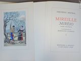 un livre ouvert sur une illustration représentant une femme et un homme assis sur un banc