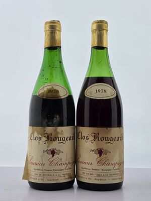 deux bouteilles de vin posées sur une table l'une à côté de l'autre
