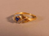 une photo en gros plan d'une bague posée sur une table