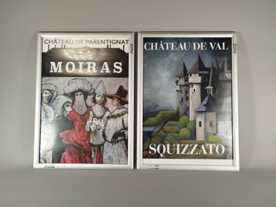 deux affiches accrochées au mur d'une pièce