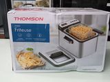 une boîte de nourriture posée sur un plan de travail
