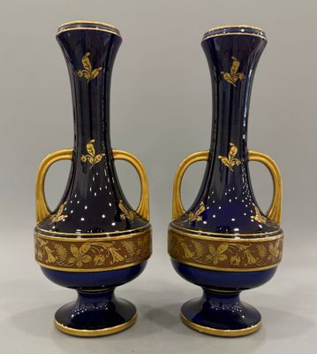 paire de vases bleus et or posés sur une table