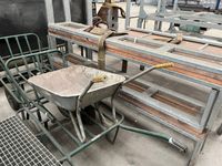 deux grandes tables en stratifié, piètement en acier, 100x25… (photo 3)