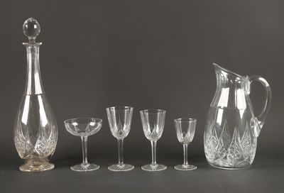 une image représentant un ensemble de verres à vin et une carafe