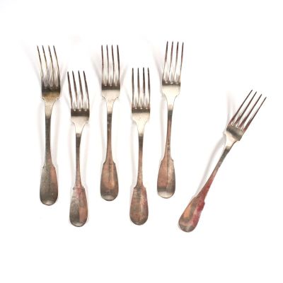 six fourchettes et une cuillère sont disposées en rangée