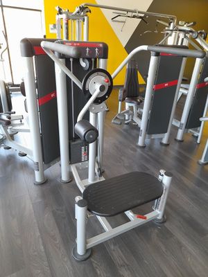 une image d'une salle de sport avec des équipements
