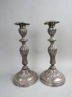 Paire de bougeoirs de forme balustre en bronze argenté.